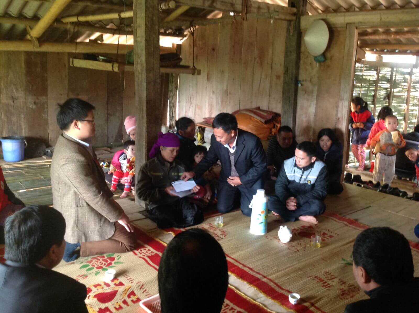 Lạc Hồng Viên trao quà cho nạn nhân nhiễm chất độc Dioxin