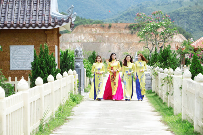 Hoa khôi sinh viên nổi bật trong ngày lễ Phật Đản 1