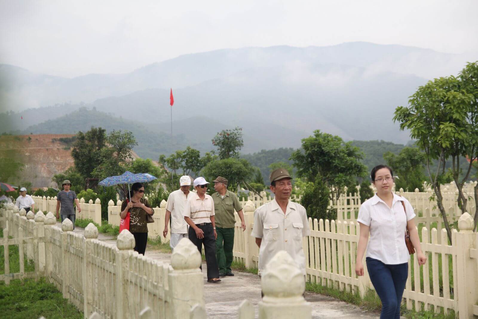 tảo mộ trong tiết Thanh minh tại Lạc Hồng Viên 4