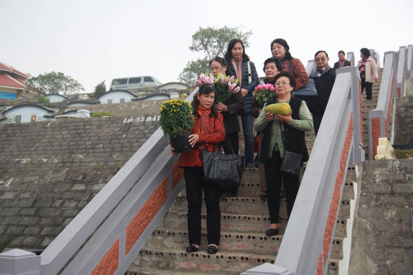 tảo mộ trong tiết Thanh minh tại Lạc Hồng Viên 1