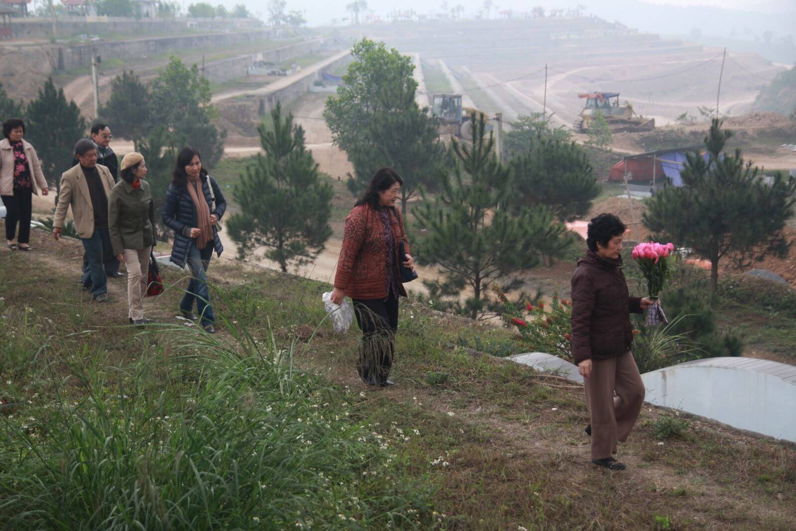 tảo mộ trong tiết Thanh minh tại Lạc Hồng Viên 2