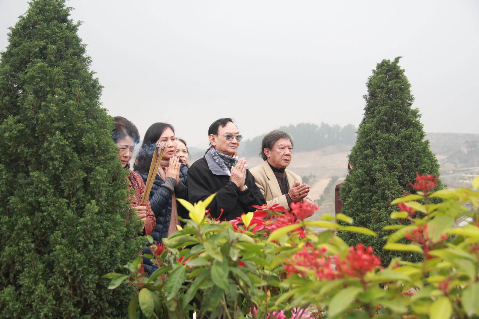 tảo mộ trong tiết Thanh minh tại Lạc Hồng Viên 3