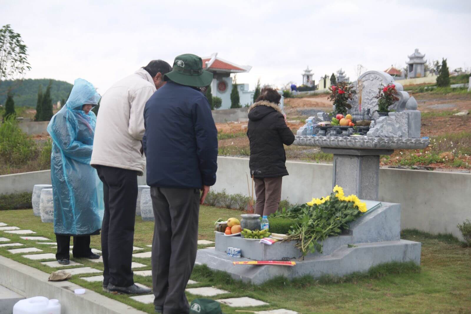 Tết Thanh Minh được tổ chức vào tháng Ba trong tiết trời mùa xuân và gắn với tục đi tảo mộ của người dân. Đây là một ngày tết không lớn nhưng lại mang một ý nghĩa nhân văn lớn lao. Tết Thanh Minh năm 2016, tại Công viên Nghĩa trang Lạc Hồng Viên đã đón hàng trăm lượt khách đến đi tảo mộ và làm lễ tại chùa Kim Sơn Lạc Hồng. 1