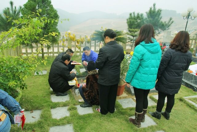 Tết Thanh Minh được tổ chức vào tháng Ba trong tiết trời mùa xuân và gắn với tục đi tảo mộ của người dân. Đây là một ngày tết không lớn nhưng lại mang một ý nghĩa nhân văn lớn lao. Tết Thanh Minh năm 2016, tại Công viên Nghĩa trang Lạc Hồng Viên đã đón hàng trăm lượt khách đến đi tảo mộ và làm lễ tại chùa Kim Sơn Lạc Hồng. 