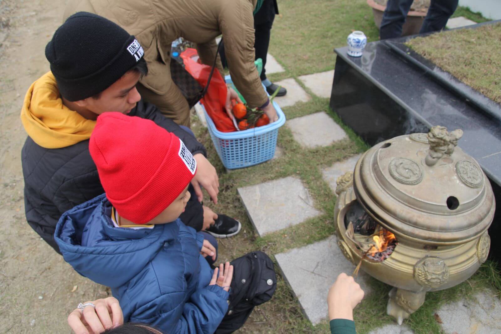 Tết Thanh Minh được tổ chức vào tháng Ba trong tiết trời mùa xuân và gắn với tục đi tảo mộ của người dân. Đây là một ngày tết không lớn nhưng lại mang một ý nghĩa nhân văn lớn lao. Tết Thanh Minh năm 2016, tại Công viên Nghĩa trang Lạc Hồng Viên đã đón hàng trăm lượt khách đến đi tảo mộ và làm lễ tại chùa Kim Sơn Lạc Hồng. 2