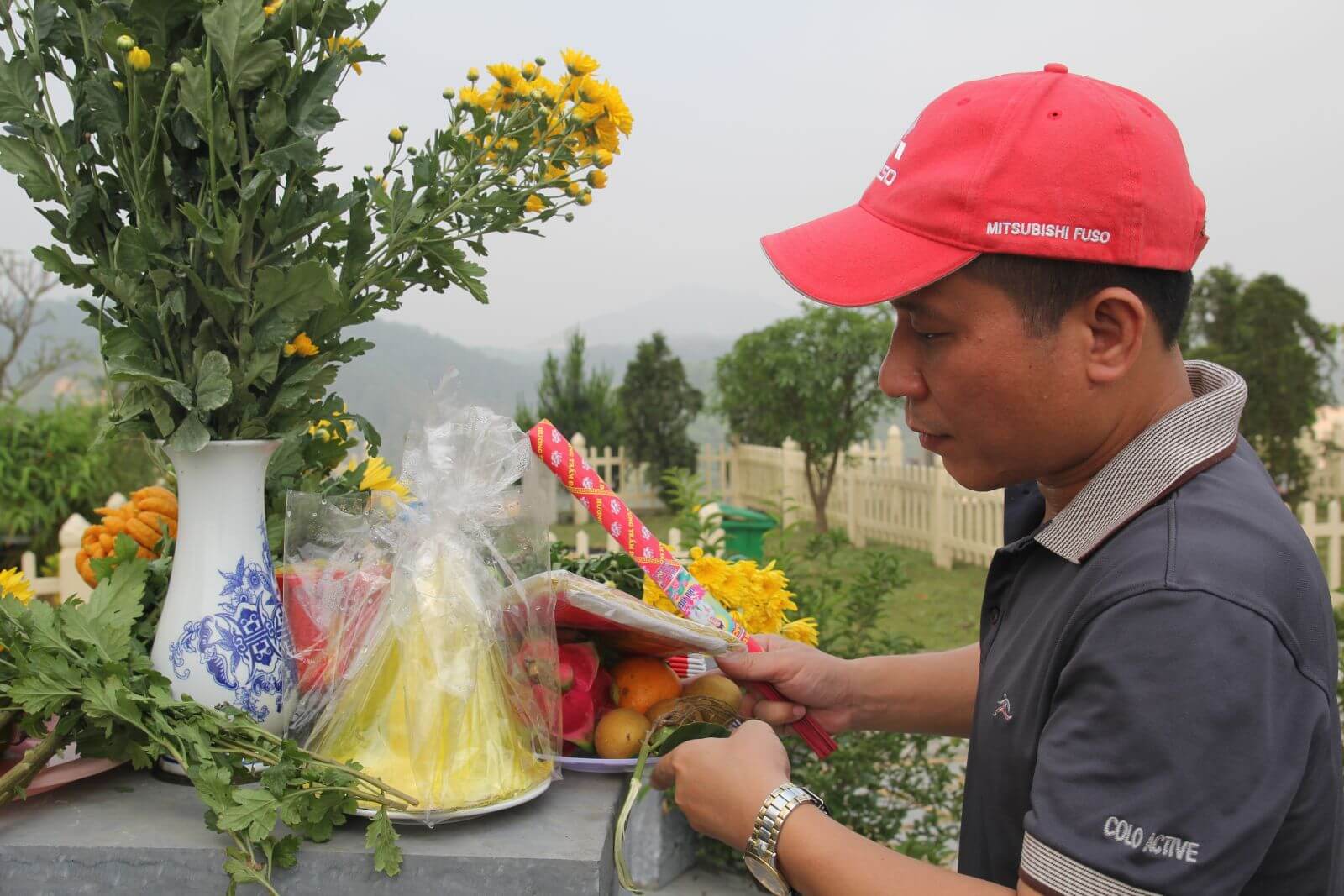 Tết Thanh Minh được tổ chức vào tháng Ba trong tiết trời mùa xuân và gắn với tục đi tảo mộ của người dân. Đây là một ngày tết không lớn nhưng lại mang một ý nghĩa nhân văn lớn lao. Tết Thanh Minh năm 2016, tại Công viên Nghĩa trang Lạc Hồng Viên đã đón hàng trăm lượt khách đến đi tảo mộ và làm lễ tại chùa Kim Sơn Lạc Hồng. 3