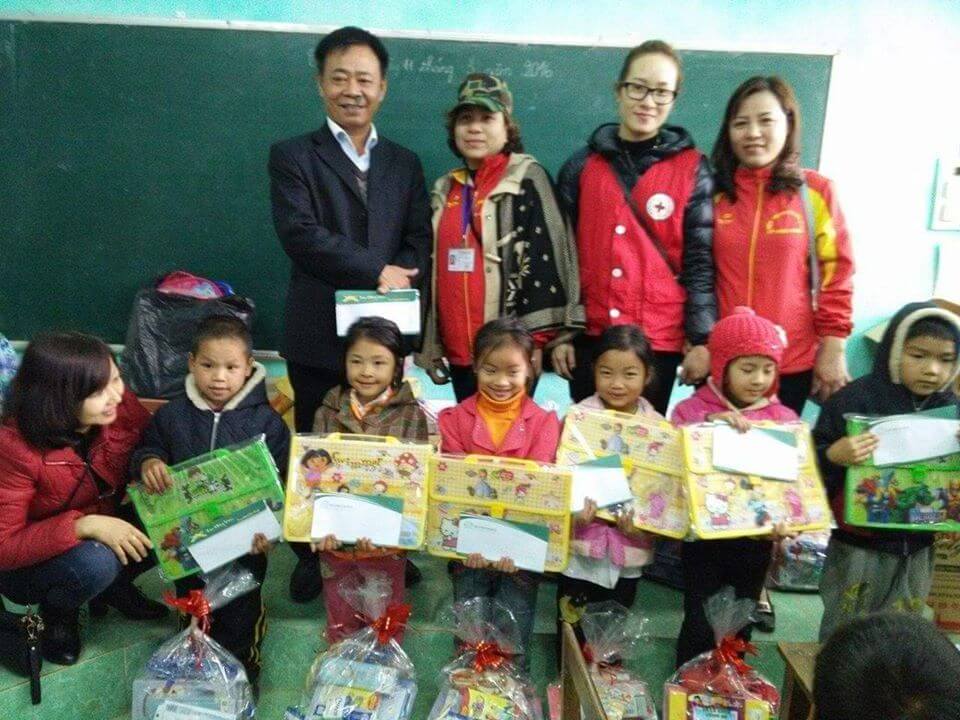 Lạc Hồng Viên trao quà cho nạn nhân nhiễm chất độc Dioxin 1