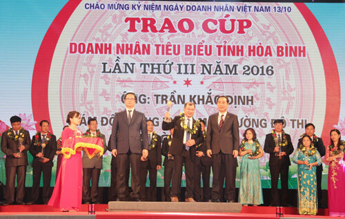 Tôn vinh danh hiệu doanh nghiệp, doanh nhân tiêu biểu tỉnh Hoà Bình