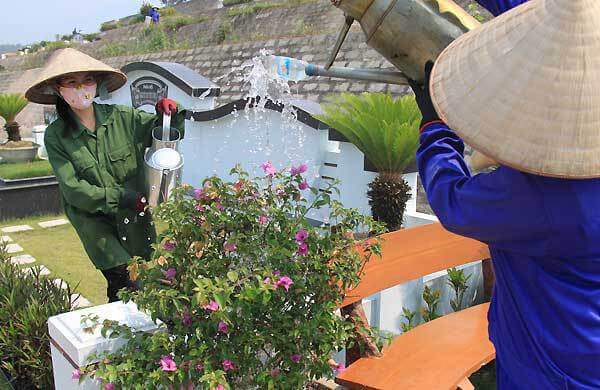 Nhiều người viếng ba mẹ con nạn nhân vụ MH17 dịp thanh minh 4