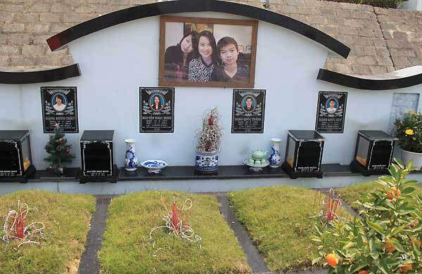 Nhiều người viếng ba mẹ con nạn nhân vụ MH17 dịp thanh minh