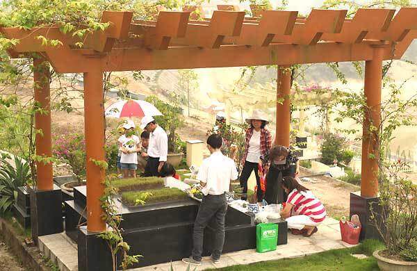 Nhiều người viếng ba mẹ con nạn nhân vụ MH17 dịp thanh minh 7