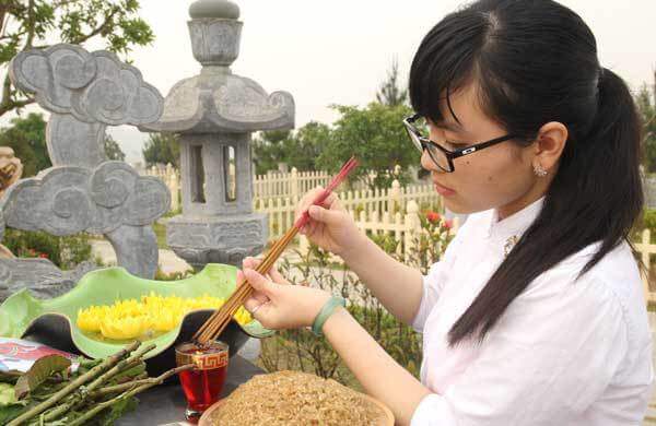 Nhiều người viếng ba mẹ con nạn nhân vụ MH17 dịp thanh minh