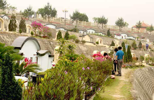 Nhiều người viếng ba mẹ con nạn nhân vụ MH17 dịp thanh minh 6