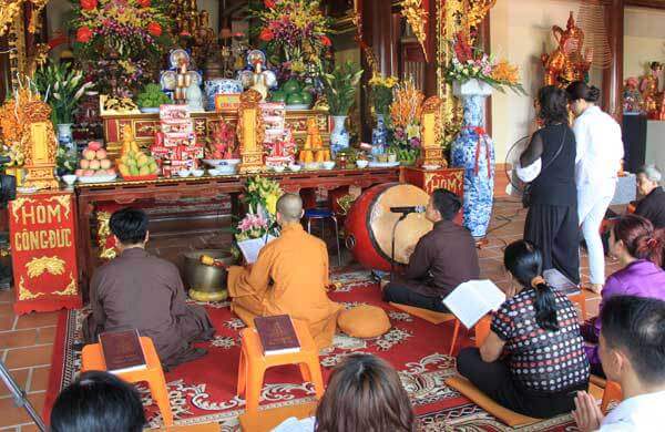 Nhiều người viếng ba mẹ con nạn nhân vụ MH17 dịp thanh minh 9