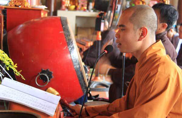 Nhiều người viếng ba mẹ con nạn nhân vụ MH17 dịp thanh minh 10