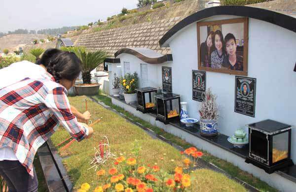 Nhiều người viếng ba mẹ con nạn nhân vụ MH17 dịp thanh minh 1