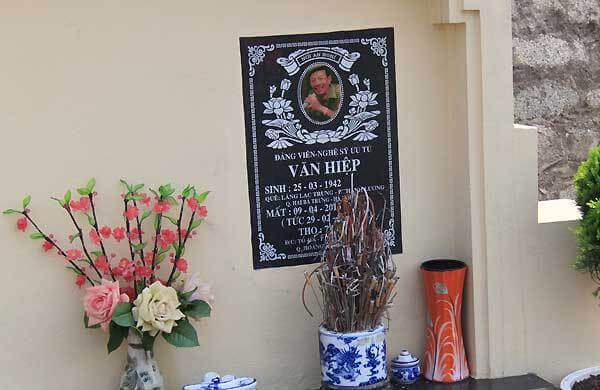 Nhiều người viếng ba mẹ con nạn nhân vụ MH17 dịp thanh minh 5