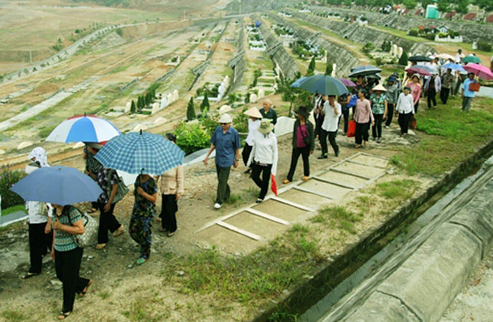 tảo mộ trong dịp Tết Thanh Minh