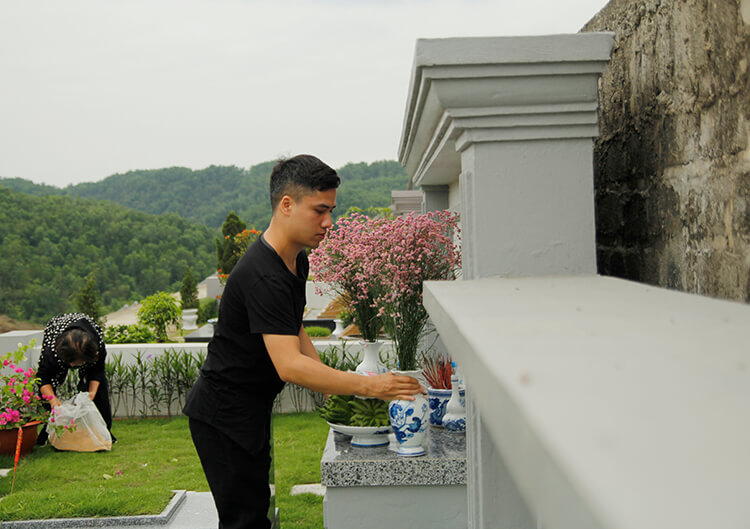 thăm mộ cha mẹ trong ngày vu lan báo hiếu