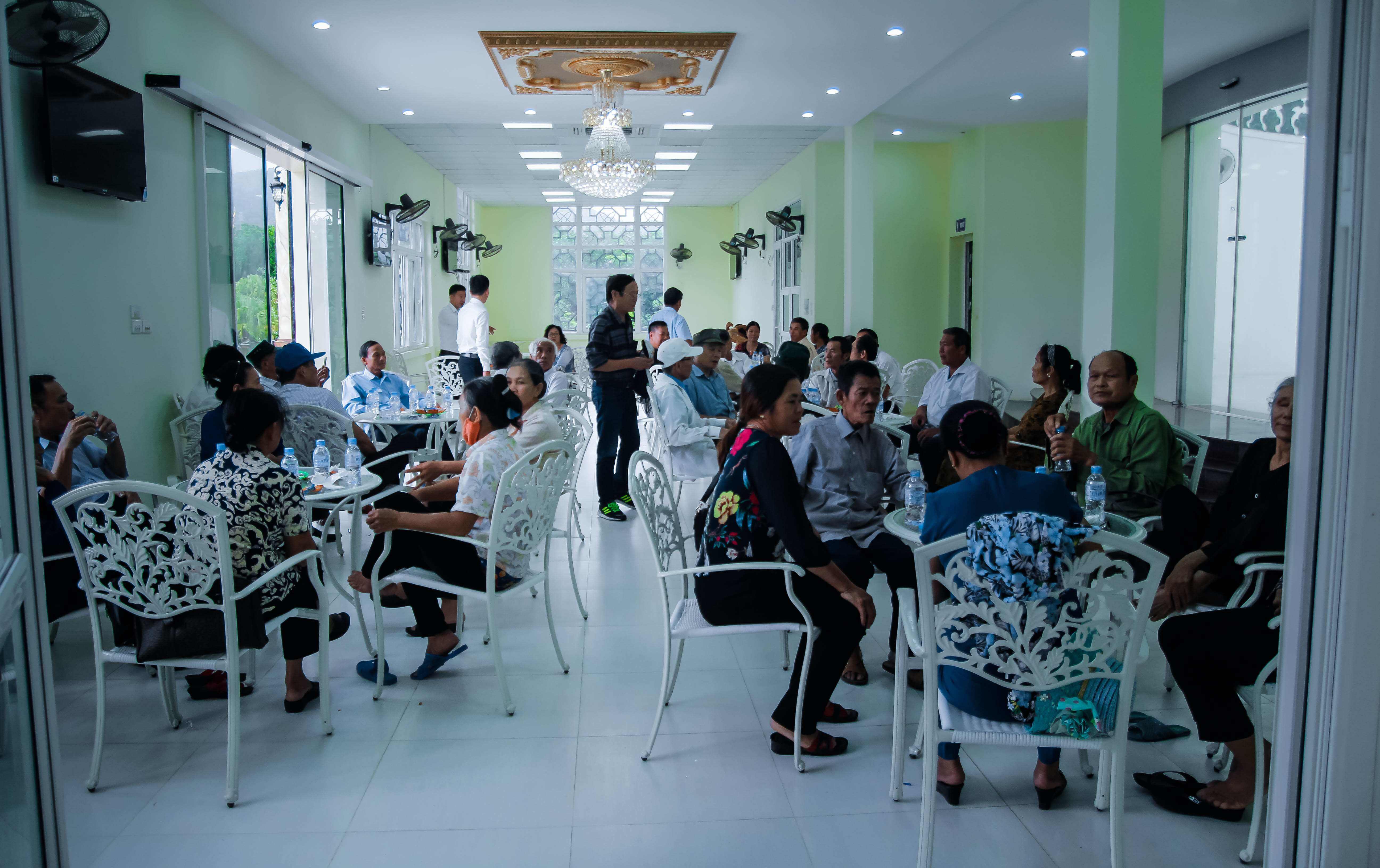nhạc sĩ năng chức về thăm lạc hồng viên 1