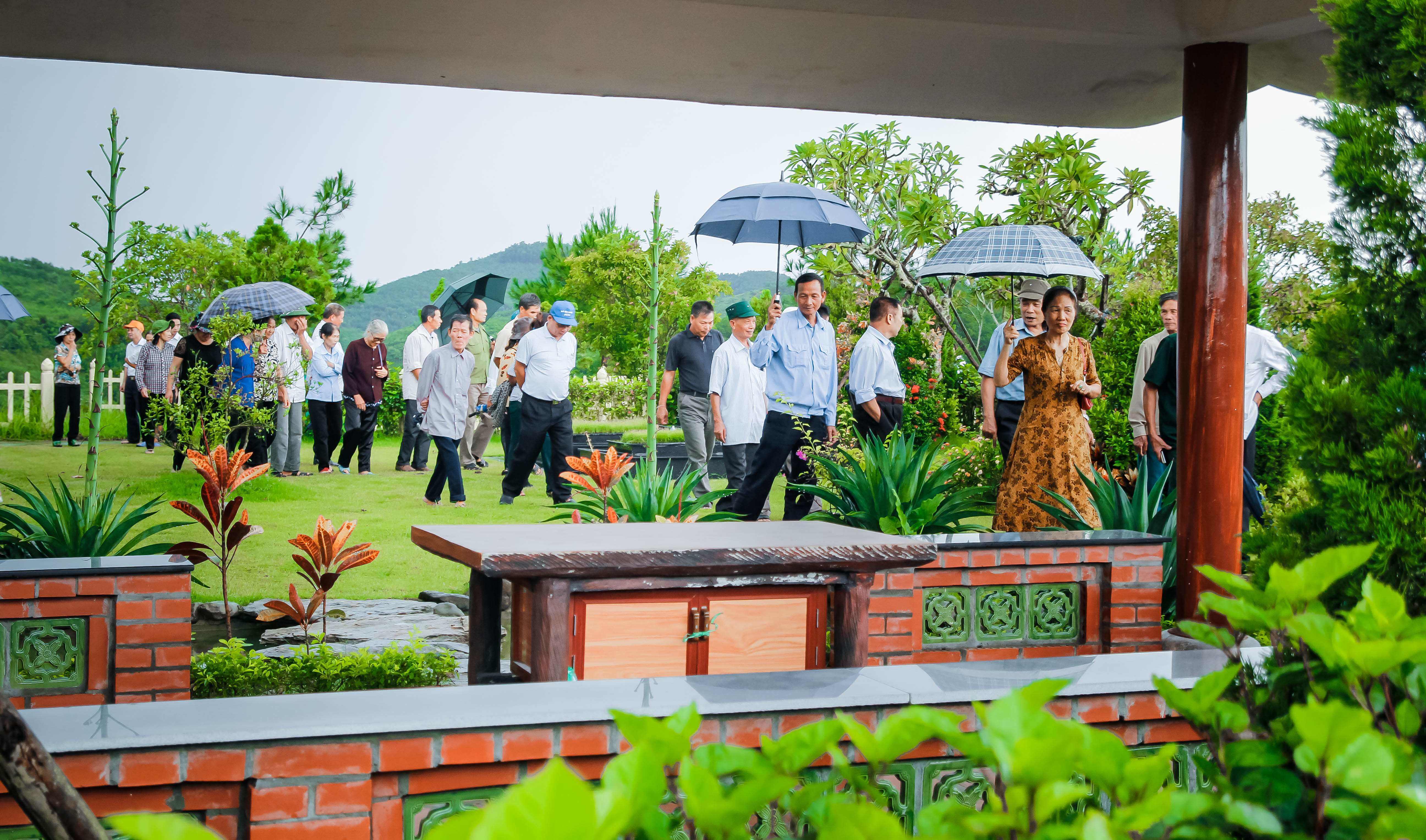 Nhạc sỹ Năng Chức về thăm Lạc Hồng Viên
