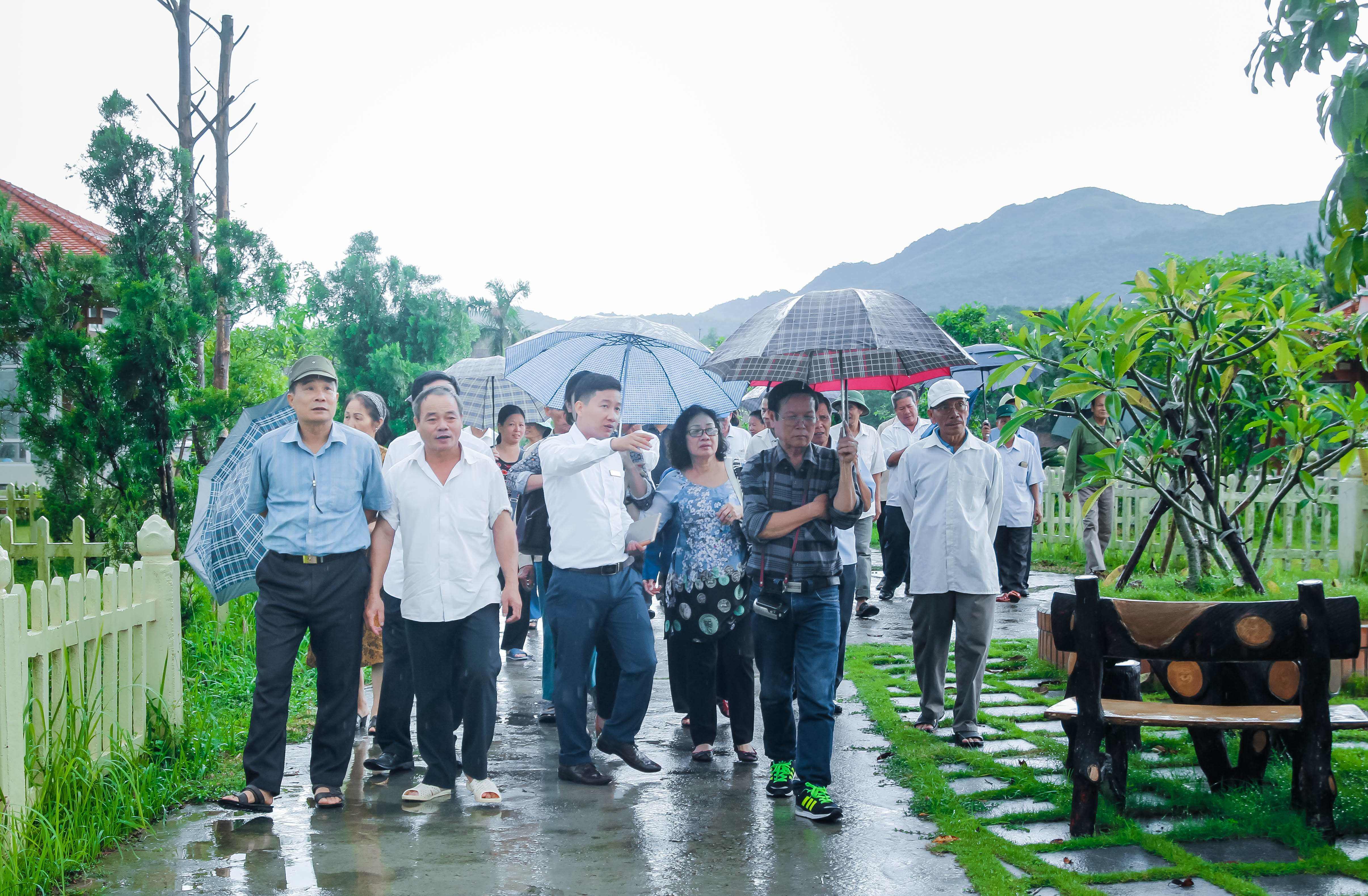 nhạc sĩ năng chức về thăm lạc hồng viên 4