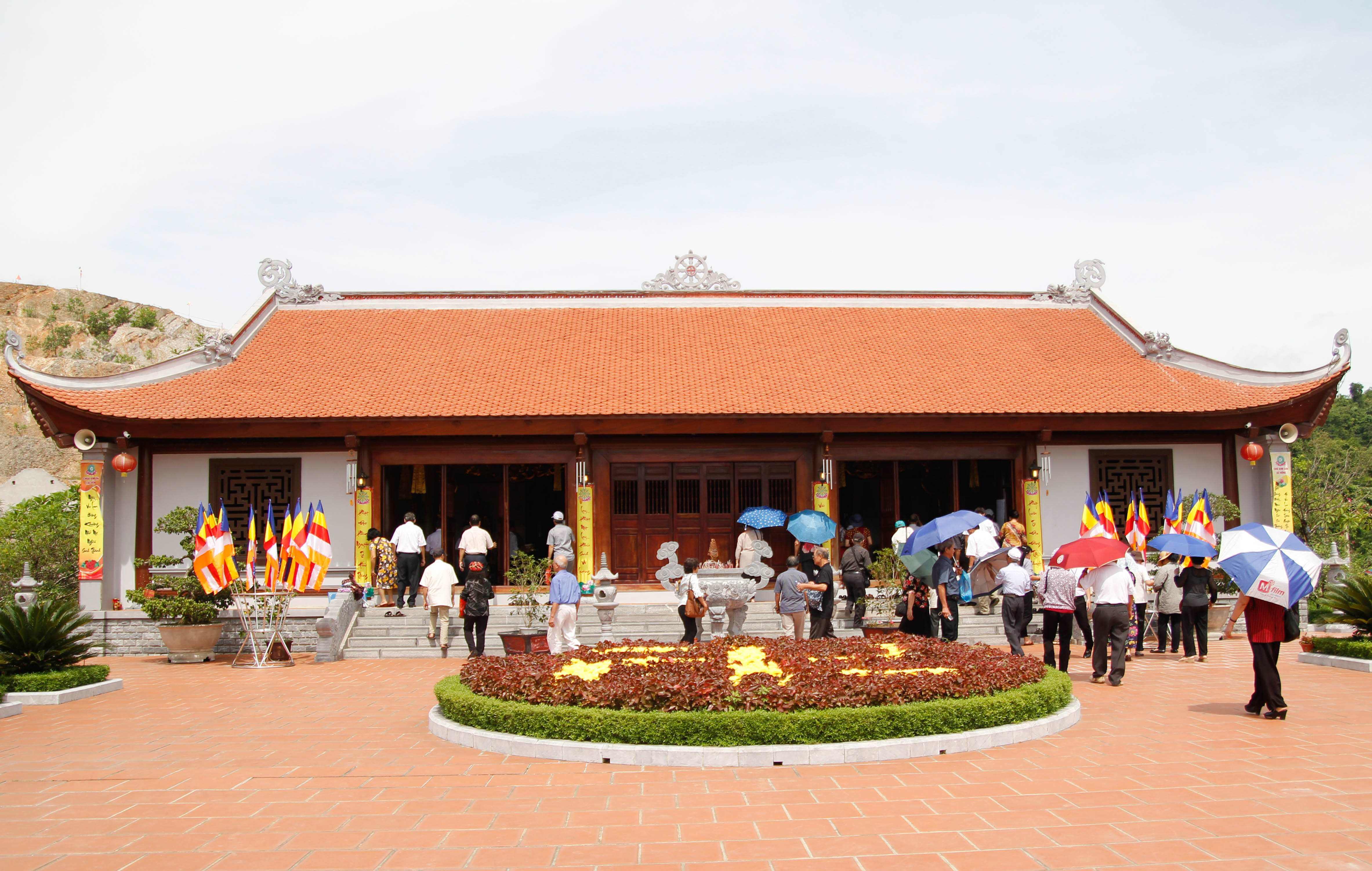 nhạc sĩ năng chức về thăm lạc hồng viên lên thăm chùa