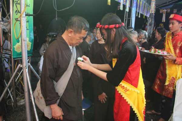 bông hồng cài áo báo hiếu mùa lễ vu lan 31