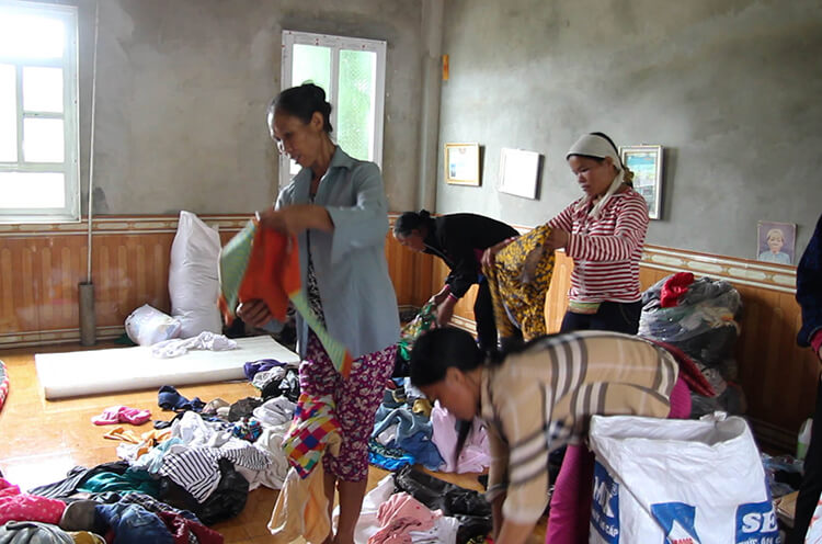 từ thiện quần áo tới tân lạc