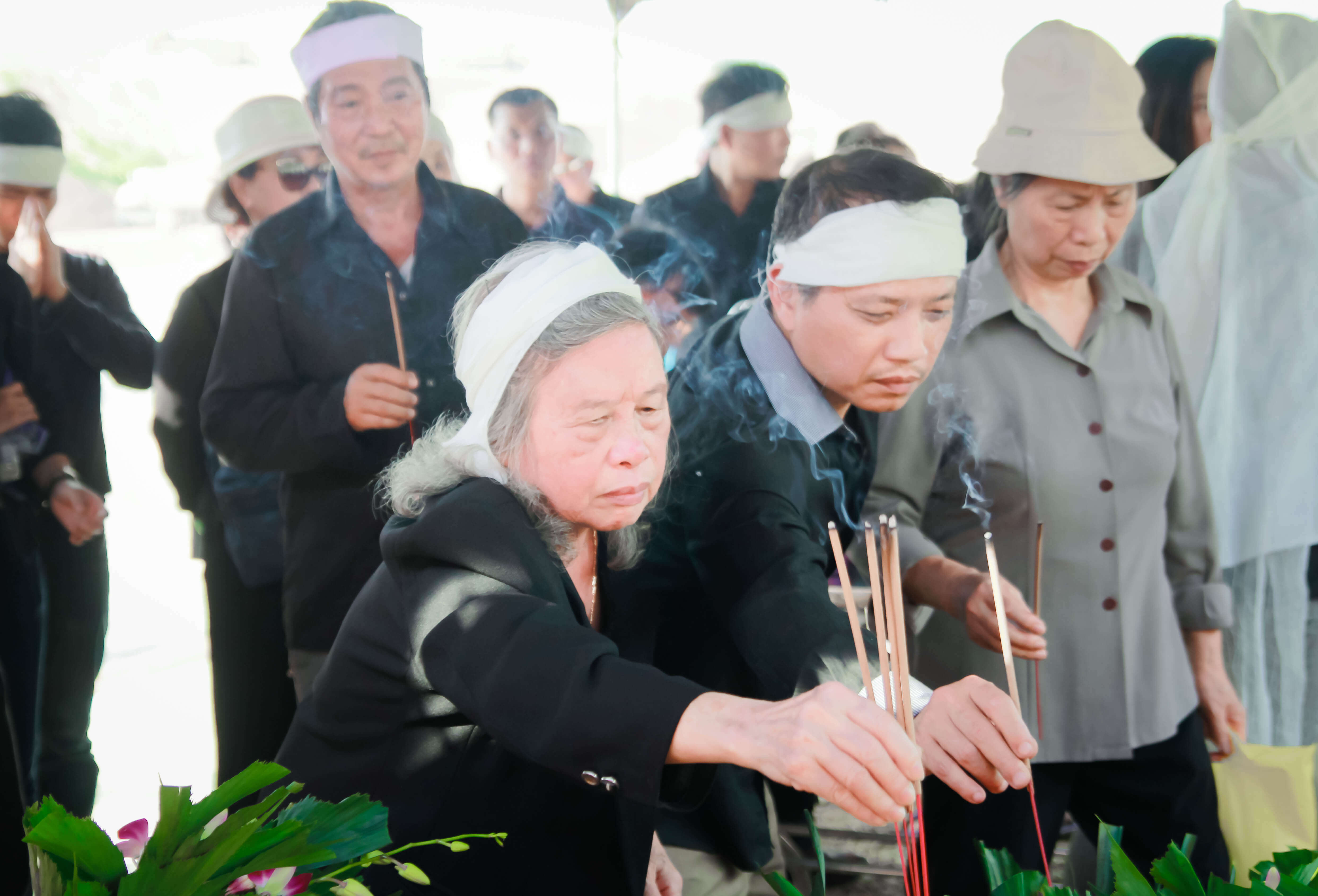 bà đỏ - bà chủ tốt bụng nhất hà nội yên nghỉ tại lạc hồng viên (4)