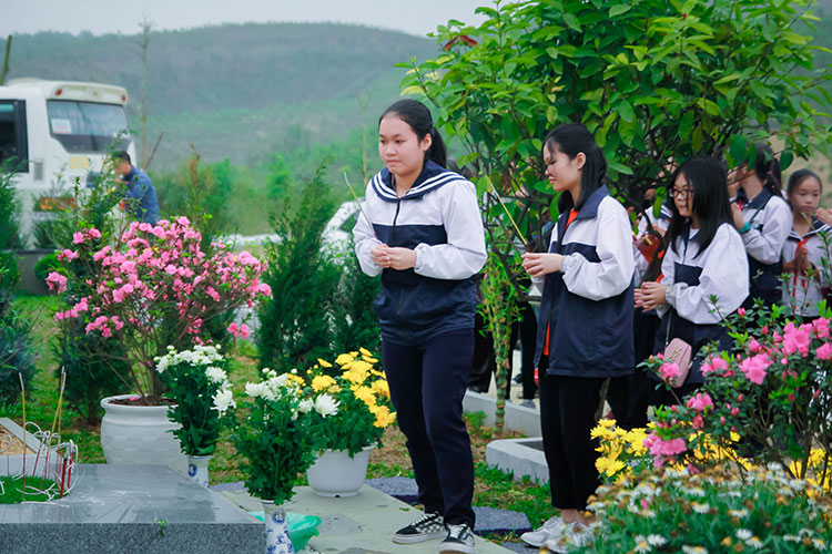học sinh tiêu biểu trường lương thế vinh về thăm mộ thầy văn như cương