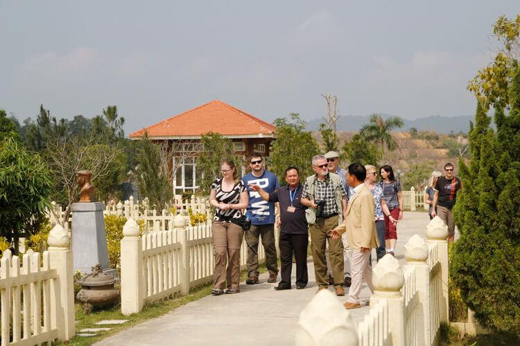 Lạc Hồng Viên đón đoàn du khách quốc tế đầu tiên năm 2017 9
