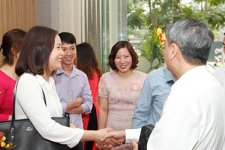 khai trương văn phòng công ty toàn cầu 40